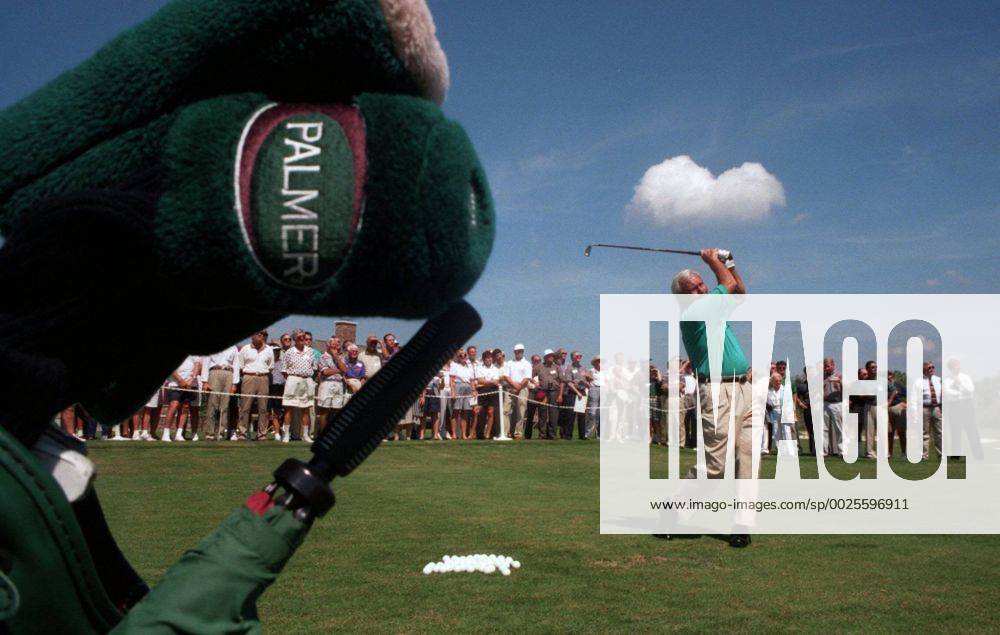 ARNOLD PALMER (Sept. 10, 1929 - Sept. 25, 2016) was an American professional golfer, who is generally regarded as one of the greatest players in professional golf history. He won numerous events on both the PGA Golf Herren Tour and Champions Tour, dating back to 1955. Nicknamed The King , he was one of golf s most popular stars and its most important trailblazer, because he was the first superstar of the s television age, which began in the 1950s. PICTURED: March 11, 1997 - Sarasota, Florida, U.S. - ARNOLD PALMER, making his first appearance after prostrate surgery, gave a golfing clinic at Legacy Golf Club. He demonstrated his swing with various clubs and the audience asked him questions about his game, his surgery and his life. Arnold Palmer 1929-2016 American Professional Golfer - ZUMAs70_