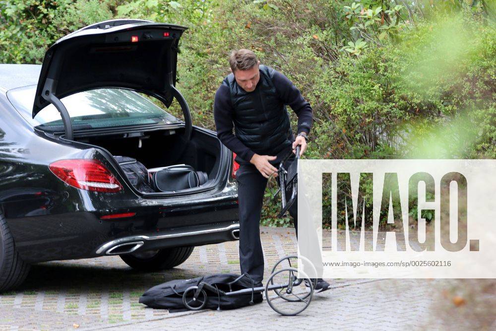 Frankfurt, Frankfurter Golf Club Eintracht Frankfurt (SGE) Golf Open Co-Trainer Robert Kovac Eintracht Frankfurt baut seinen Golfwagen zusammen