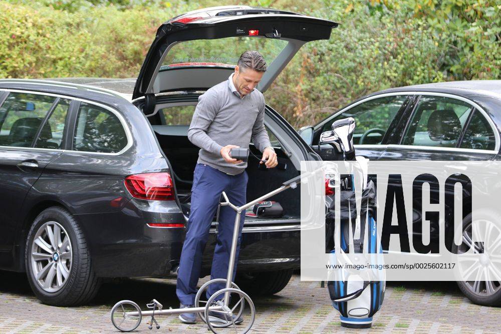 Frankfurt, Frankfurter Golf Club Eintracht Frankfurt (SGE) Golf Open Trainer Niko Kovac Eintracht Frankfurt baut seinen Golfwagen zusammen
