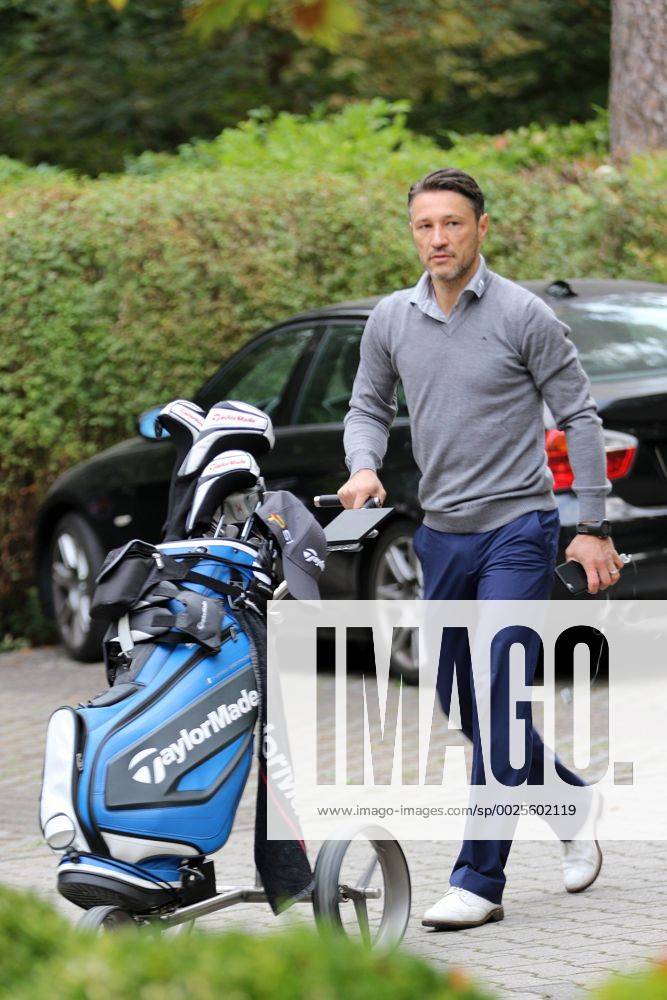 Frankfurt, Frankfurter Golf Club Eintracht Frankfurt (SGE) Golf Open Trainer Niko Kovac Eintracht Frankfurt mit seinen Golfwagen auf dem Weg zur Driving Range