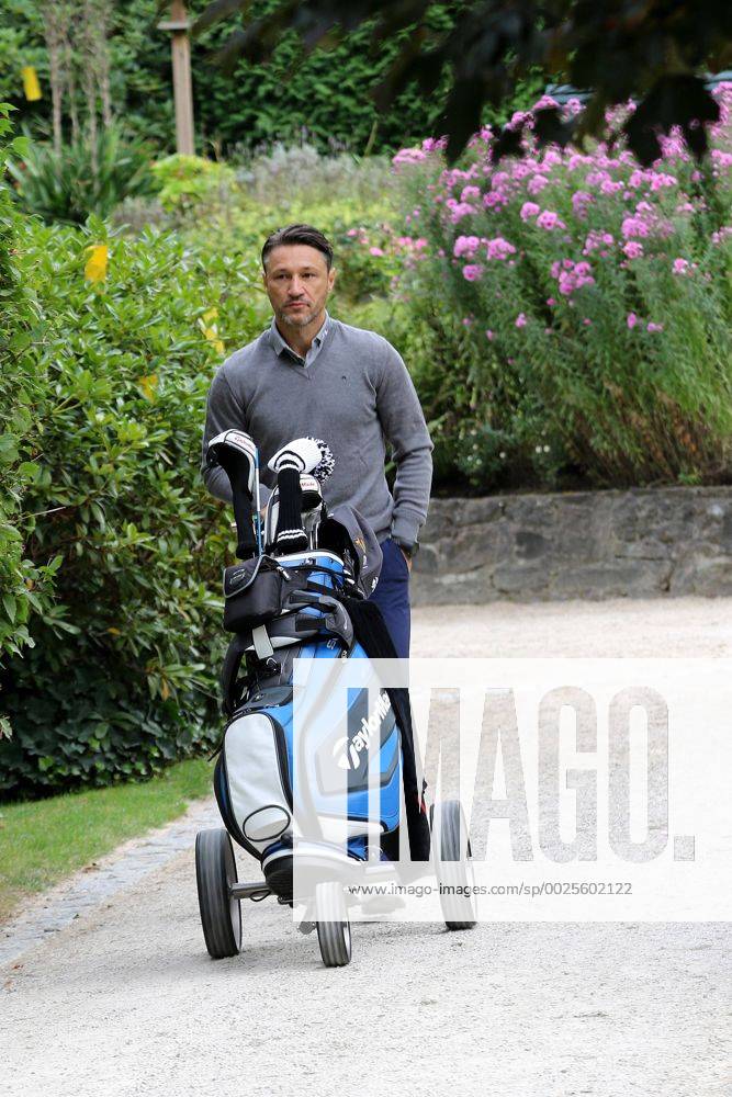 Frankfurt, Frankfurter Golf Club Eintracht Frankfurt (SGE) Golf Open Trainer Niko Kovac Eintracht Frankfurt mit seinen Golfwagen auf dem Weg zur Driving Range