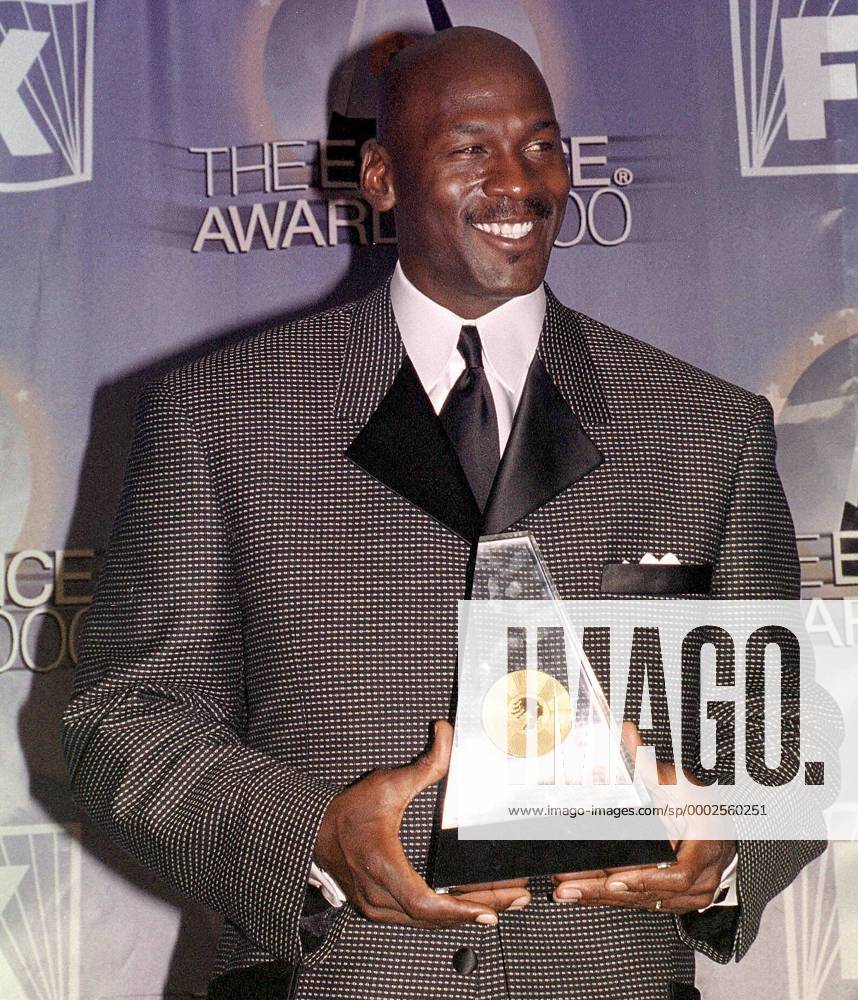 Michael Jordan (USA) gut gelaunt bei den Essence Awards 2000 - (nyp2000041539) Basketball Herren Essence Awards 2000, Ehrung, Auszeichnung, Sportlerehrung, Sportlerauszeichnung, Trophäe, Award Einzelbild New York, NY, N Y Freude, Basketball Herren Essence Awards 2000, Ehrung, Auszeichnung, Sportlerehrung, Sportlerauszeichnung, Trophäe, Award Einzelbild New York, NY, N Y Freude,