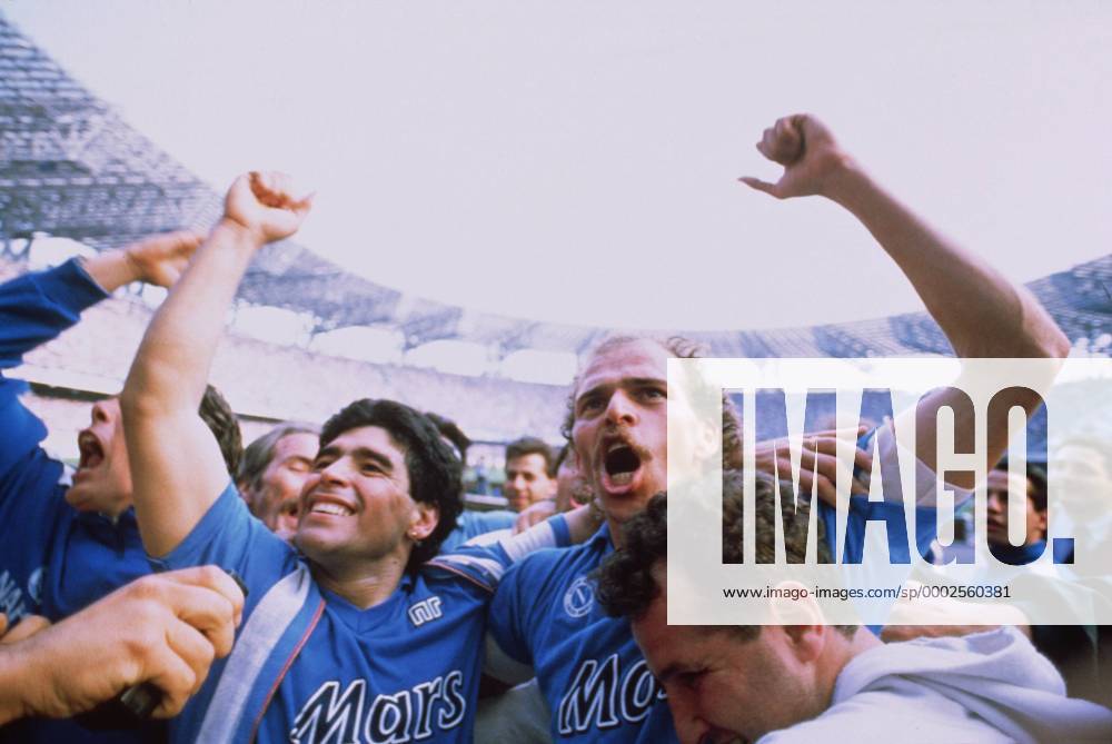 Diego Armando Maradona (li.) und Alemao (beide Neapel) feiern den Scudetto der Saison 1989 1990 - (aflo391) Fußball Herren Serie A 1989 1990, 1. Italienische Liga, SSC Neapel, Gruppe Aufnahmedatum geschätzt, Neapel Freude, Begeisterung, Fußball Herren Serie A 1989 1990, 1. Italienische Liga, SSC Neapel, Gruppe Aufnahmedatum geschätzt, Neapel Freude, Begeisterung,