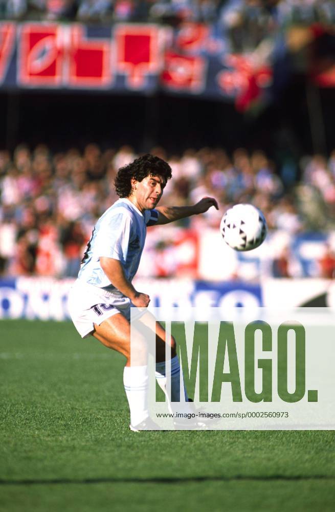 Diego Armando Maradona (Argentinien) am Ball - (aflo391) Fußball Länderspiel Herren Freundschaftsspiel 1989, Test, Testspiel, Nationalteam, Nationaltrikot, Einzelbild Cagliari Dynamik, Fußball Länderspiel Herren Freundschaftsspiel 1989, Test, Testspiel, Nationalteam, Nationaltrikot, Einzelbild Cagliari Dynamik,