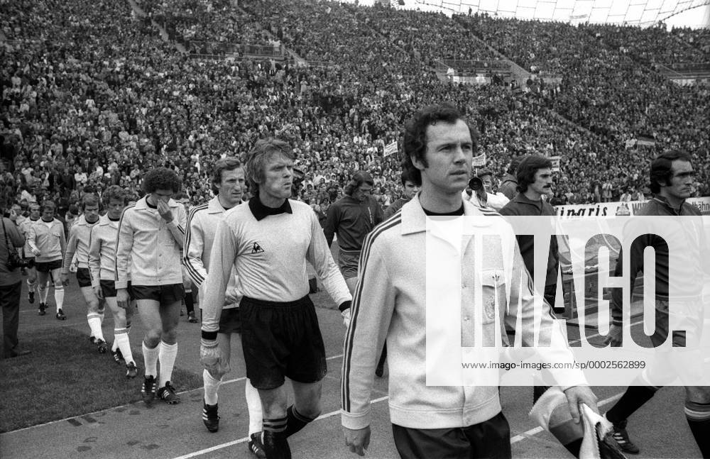 Einmarsch BR Deutschland, v.re.: Franz Beckenbauer, Torwart Sepp Maier, Hans Georg Schwarzenbeck, Klaus Toppmöller, Herbert Wimmer, Bernd Dietz, Bernd Hölzenbein, Erich Beer Fußball Länderspiel Herren EM 1976, Nationalmannschaft, Viertelfinale, BRD - Spanien 2:0 Totale München Fußball Länderspiel Herren EM 1976, Nationalmannschaft, Viertelfinale, BRD - Spanien 2:0 Totale München