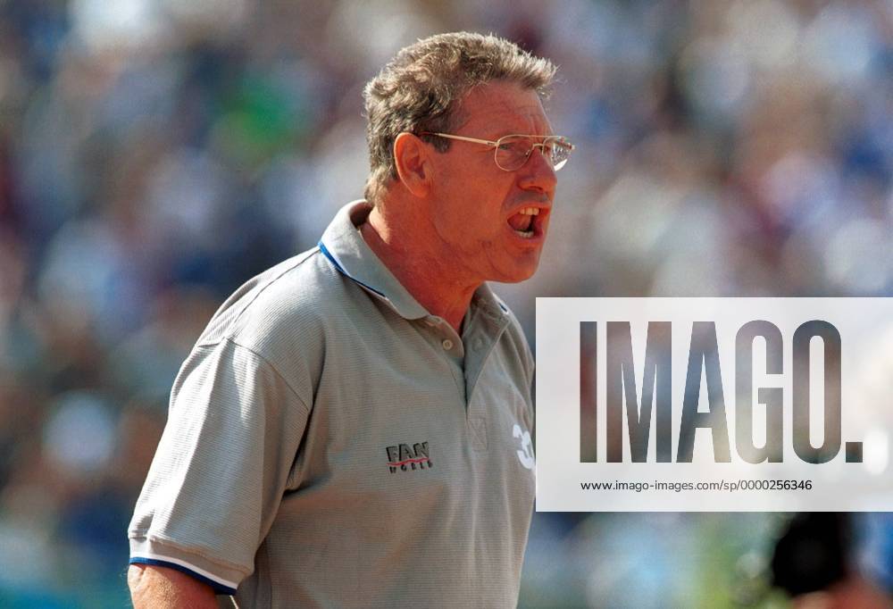 Trainer Eberhard Vogel (Magdeburg) schreit Anweisungen Fußball Herren DFB-Pokal 2000 2001, Oberliga Nordost-Süd, 1. FC Magdeburg, FCM Einzelbild Ernst-Grube-Stadion Magdeburg Spannung, Ungeduld