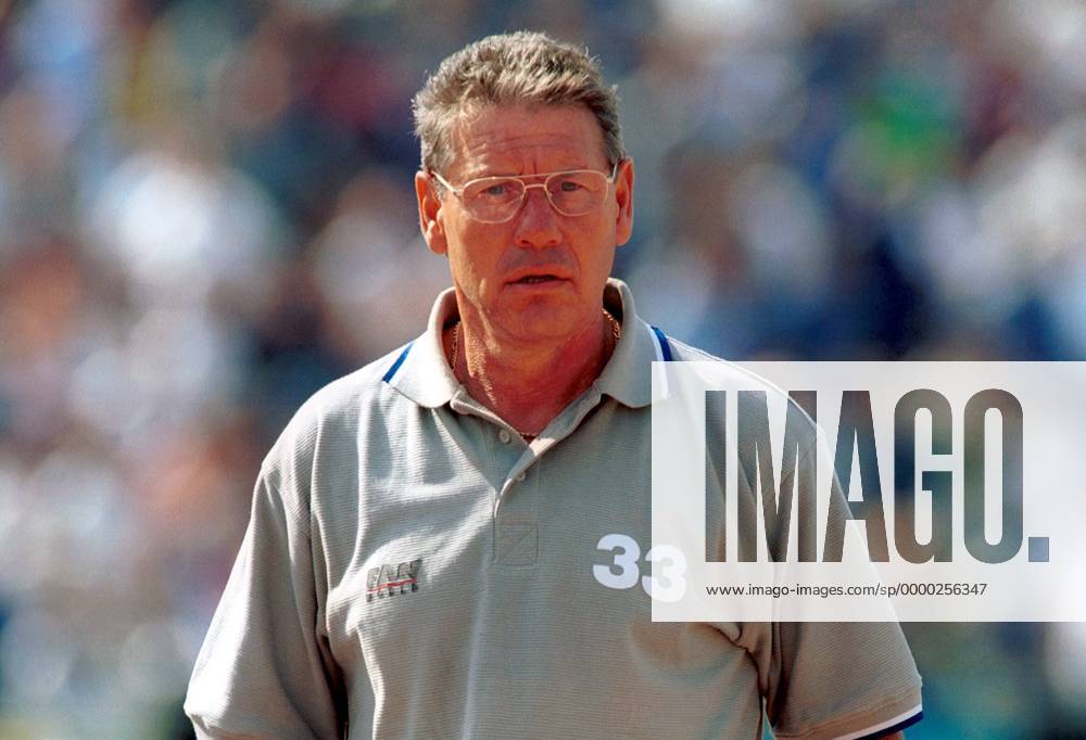 Trainer Eberhard Vogel (Magdeburg) Fußball Herren DFB-Pokal 2000 2001, Oberliga Nordost-Süd, 1. FC Magdeburg, FCM Porträt Ernst-Grube-Stadion Magdeburg