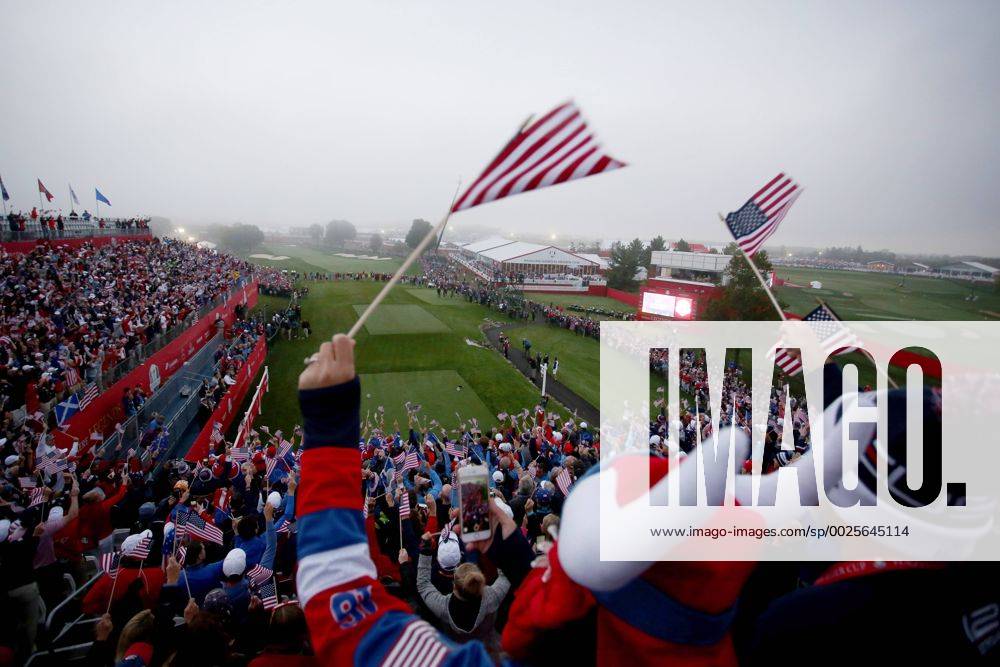 - SPORT GOLF - Ryder Cup 2016 CHASKA,MINNESOTA,USA,30.SEP.16 - GOLF - Ryder Cup, Hazeltine National Golf Club. Image shows an overview and fans. GEPAxpictures xDanielxGoetzhaber