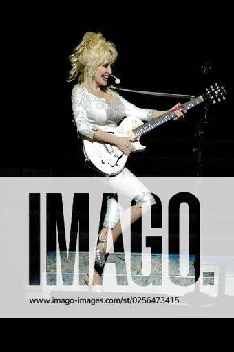 A vertical shot of Country music legend, actress, singer-songwriter Dolly Parton performing live at the former Arrowhead Pond in Anaheim, California *** einer hoch erschossen des Land Musik legend, actress, Sängerin Liedermacher Püppchen Parton ausübender lebe im der ehemaligen Pfeilspitze Teich ÊIn Anaheim, Kalifornien 6016509