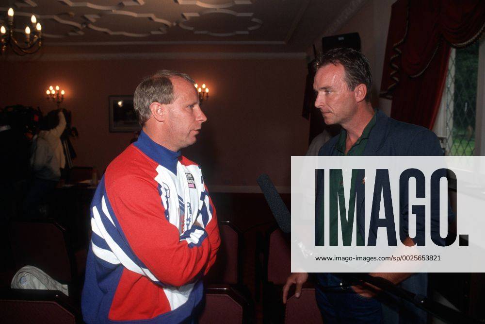 Bundestrainer Berti Vogts (Deutschland) im Gespräch mit Reporter Uli Köhler