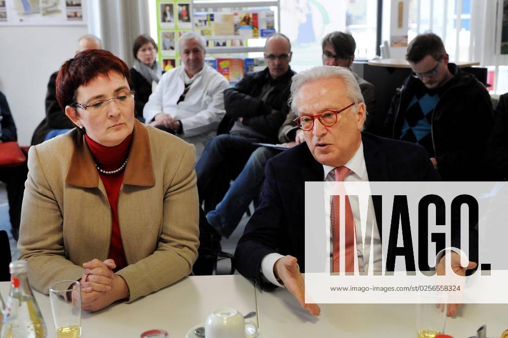 Zuwanderung: Europa-Abgeordnete Hannes Swoboda (re.), Jens Geier und Utta Sippel informieren sich vor Ort in Duisburg-Hochfeld. Der Vorsitzende der SPD-Fraktion (Fraktion der Progressiven Allianz der Sozialdemokraten) im Europäischen Parlament, Hannes Swoboda, hat sich am Freitag, 8. März 2013 mit weiteren Parlamentariern verschiedene Orte in Duisburg angesehen, Im Anschluss Pressegespräch in Hochfeld im EG DU Büro. Deutschland NRW Duisburg