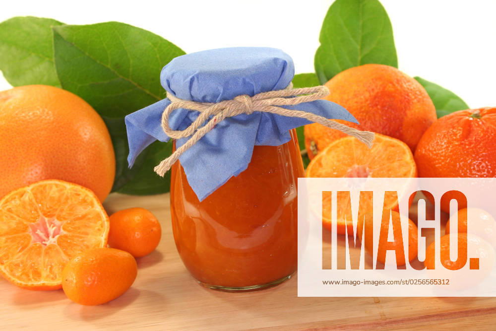 IMAGO Creative, Jahreszeit Sommer, Food, Marmelade kochen Orange marmalade with different Citrus fruits on a wooden board