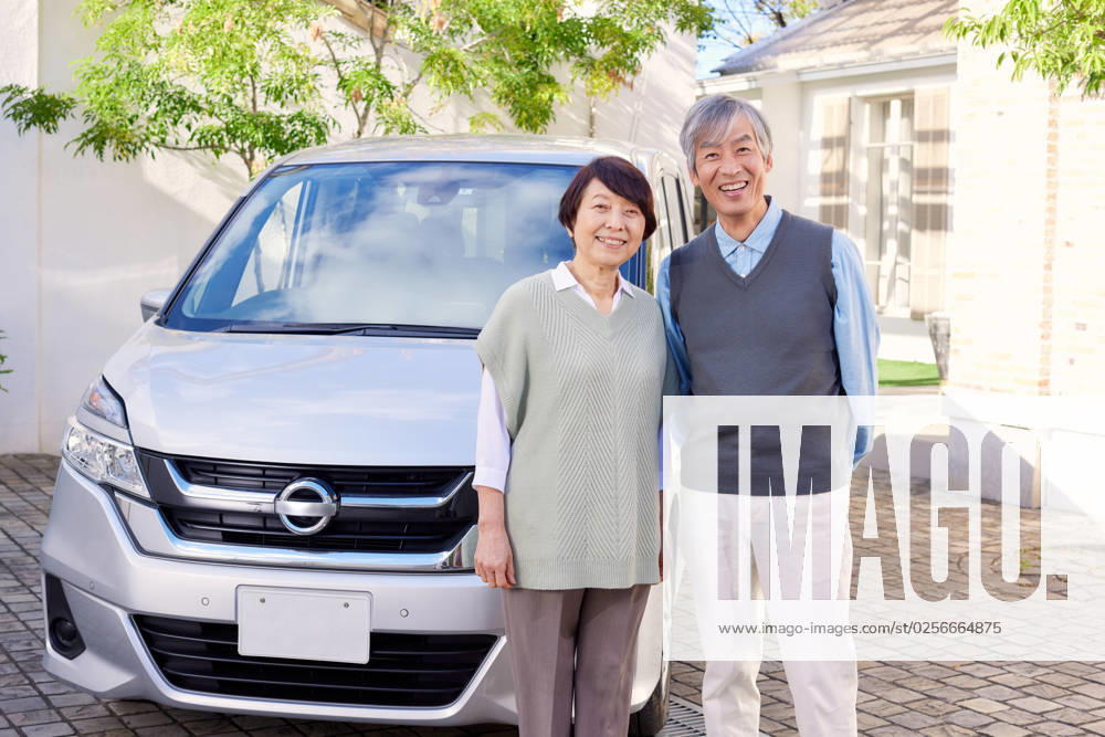 Japanese senior couple with car AFLO211406491 , 211406491.jpg, ,model released, Symbolfoto ,property released