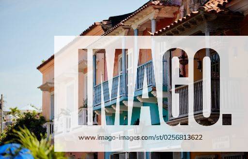 A beautiful shot of a colorful building in the historic part of Cartagena *** einer Schönes erschossen des einer farbenfroh Gebäude ÊIn der geschichtsträchtige Teil des Cartagena 6754416