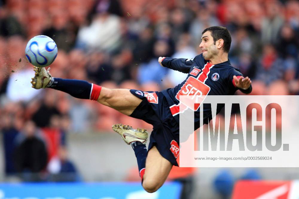 Pauleta (Paris St. Germain) - Seitfallzieher - (pan18085) Fußball Herren Coupe de France 2006 2007, Französischer Pokal, Pokalspiel, Paris Saint Germain, PSG, Einzelbild Paris Dynamik, Höhe, Fußball Herren Coupe de France 2006 2007, Französischer Pokal, Pokalspiel, Paris Saint Germain, PSG, Einzelbild Paris Dynamik, Höhe,
