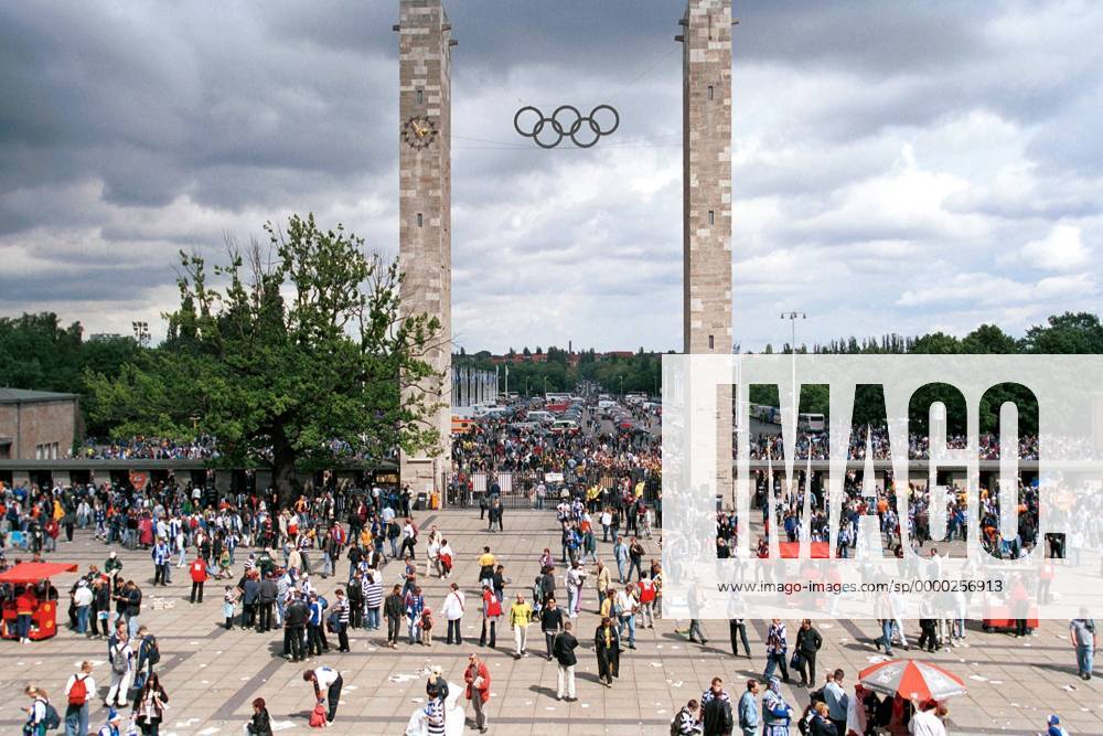Am Haupttor strömen Hertha und Borussen-Fans ins Olympiastadion Fußball 1. BL Herren Saison 1999 2000, Hertha BSC Berlin - Borussia Dortmund 0:3, Fanmassen, Zuschauermassen Totale Olympiastadion Berlin Masse, Weite