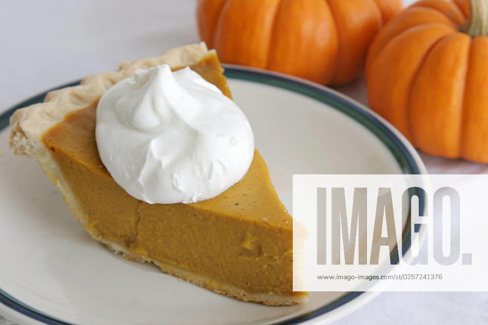 IMAGO Creative, Herbst, Food, Pumpkin Pie IMAGO Creative: Herbst, Kulinarische Klassiker A slice of pumpkin pie garnished with whipped cream.