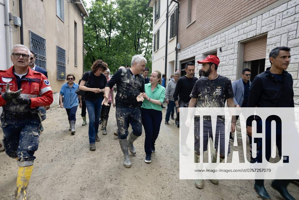 Italian Prime Minister Giorgia Meloni meets rescuers and volunteers during the inspection in the areas affected by the flood in Ravenna, 21 May 2023..There are 14 people killed by this week s flood in Emilia-Romagna, thousands displaced. ANSA FILIPPO ATTILI - HO PALAZZO CHIGI...La presidente del Consiglio Giorgia Meloni incontra soccorritori e volontari durante il sopralluogo nelle zone colpite dall alluvione nel Ravennate, 21 maggio 2023. ANSA FILIPPO ATTILI - UFFICIO STAMPA PALAZZO CHIGI RAVENNA - ZUMAa110 20210720_zaf_a110_006
