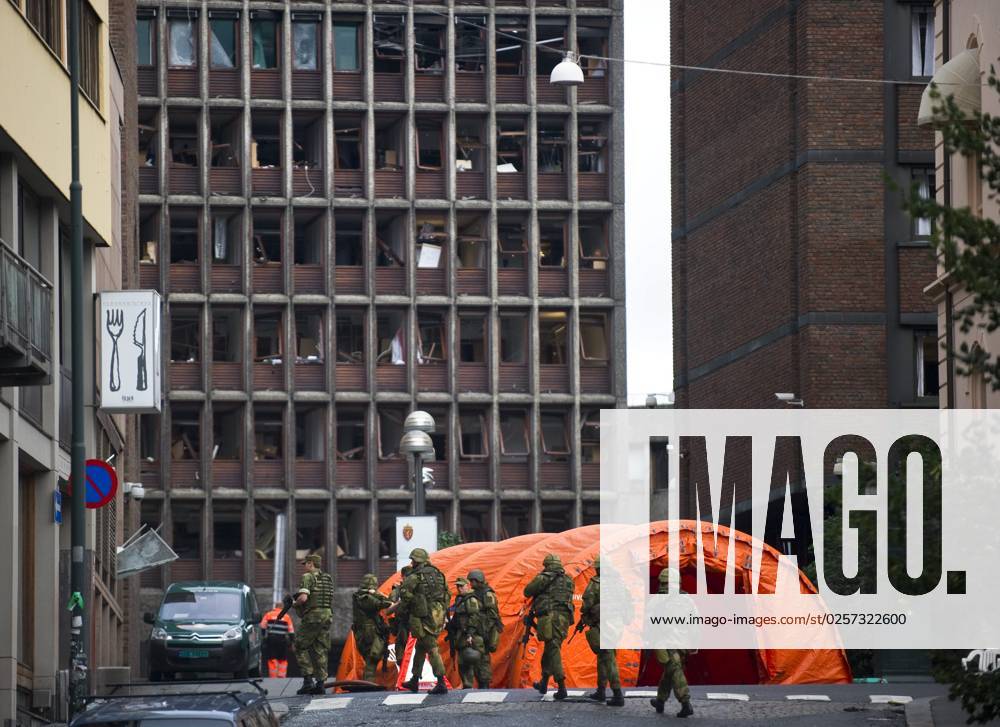 OSLO 20110723 Heavily armed Norwegian soldiers patrol outside the bombed out government offices in Oslo, Norway, 23 July 2011 A Norwegian man was charged 23 July with carrying out twin attacks that claimed at least 91 lives 22 July, police said PHOTO Björn Larsson Rosvall SCANPIX Code 9200 OSLO NORWAY