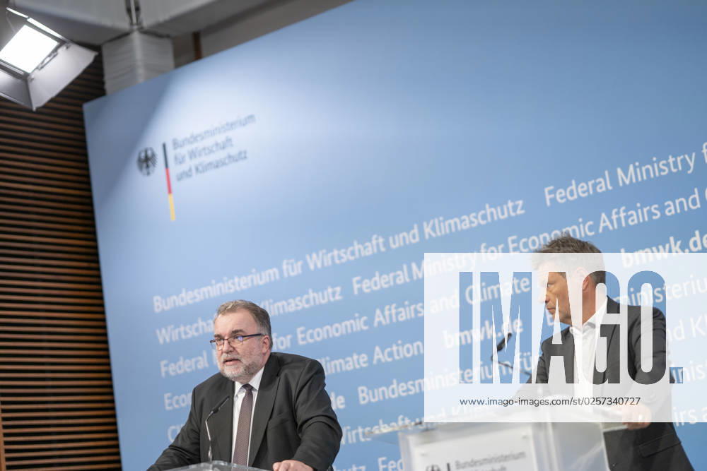 Press Statement Energy Price in the Federal Ministry of Economics Prof Dr Ing Siegfried Russwurm, President Federation of German Industries BDI, with Robert Habeck, Federal Minister of Economics right Press Statement Energy Price in the Federal Ministry of Economics Prof Dr Ing Siegfried