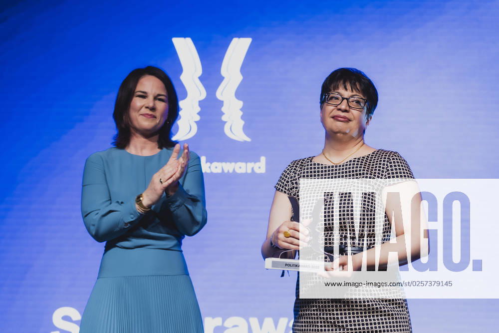 L R Annalena Baerbock Buendnis 90 Die Gruenen , Federal Minister of Foreign Affairs, and Shadi Sadr, Prize Winner Special Award Iran at the Politikaward, taken at the Politikaward in Berlin, 22 05 2023 Berlin Germany