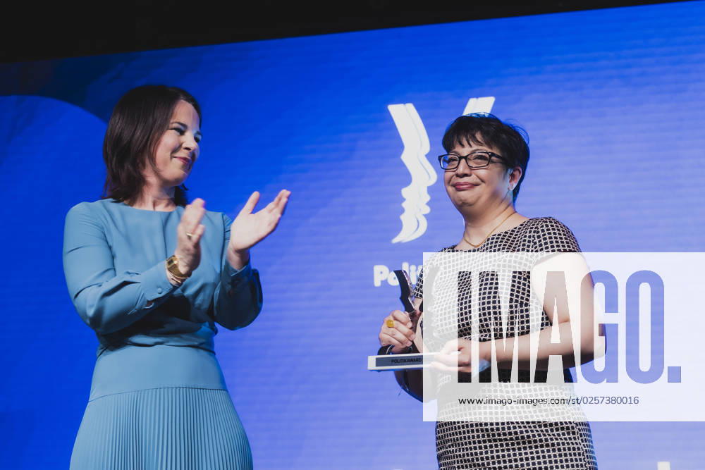 L R Annalena Baerbock Buendnis 90 Die Gruenen , Federal Minister of Foreign Affairs, and Shadi Sadr, Prize Winner Special Award Iran at the Politikaward, taken at the Politikaward in Berlin, 22 05 2023 Berlin Germany