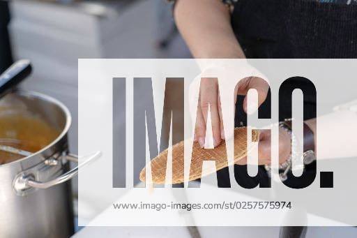 A closeup shot of a person at a local market making traditional dutch stroopwafel waffles *** einer closeupe erschossen des einer person im einer Einheimischer Markt machend traditionelle niederlaendisch stroopwafel Waffeln 7321888 RECORD DATE NOT STATED