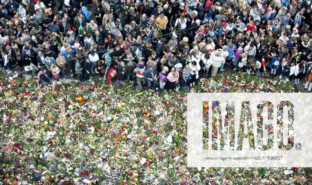 OSLO 20110725 Several hundred thousand Norwegians attended the anti violence manifestation in central Oslo, Norway, July 25, 2011 Friday July 22 Ander Behring Breivik exploded a bomb in central Oslo and killed over 70 people at the island of Utoya Photo Bjorn Larsson Rosvall SCANPIX Code 9200 OSLO NORGE