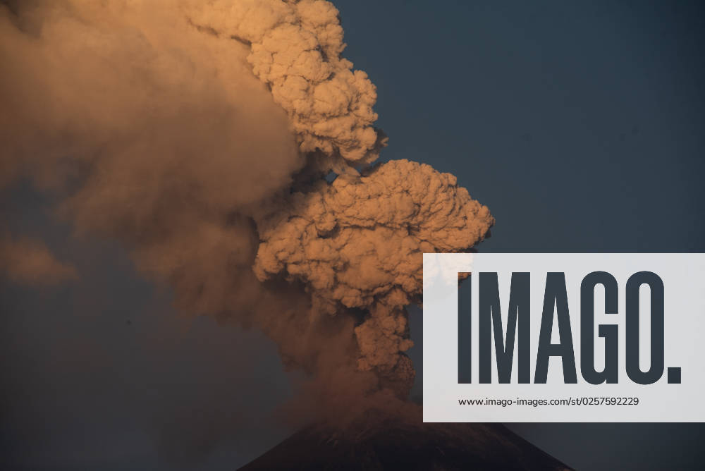 The Popocatepetl Volcano released some lava explosions during the night. In the morning it continued its activity releasing ash on populations near the mountain - ZUMAqp1_ 20230523_zip_qp1_011