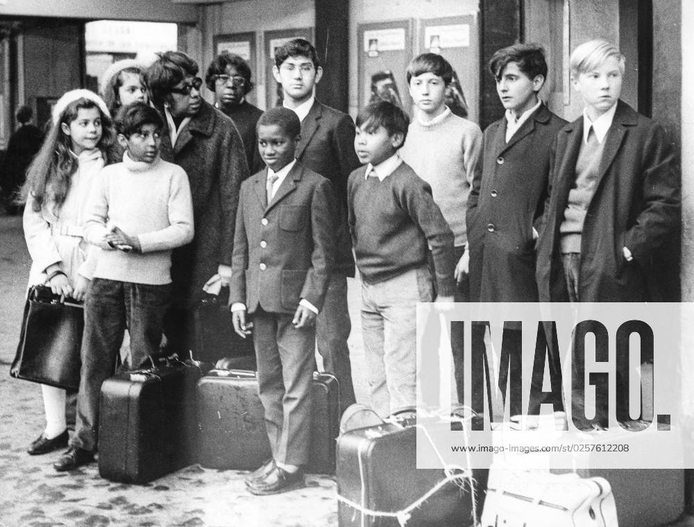 IMAGO ICONS: Josephine Baker Josephine baker with her children, austelitz station, paris, september 1968 Josephine baker with her children, austelitz station, paris, september 1968