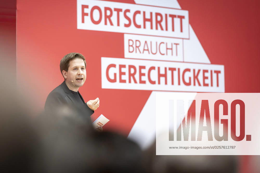 Kevin Kuehnert, SPD Secretary General, recorded at the event öÄÃ Fortschritt braucht Gerechtigkeit öÄi Seit 160 Jahren Ideen fuer morgenöÄu at the Willy Brandt Haus in Berlin, 04 10 2022 Berlin Germany