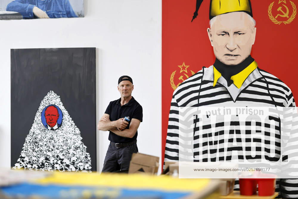 Banana sprayer Thomas Baumgärtel in his studio in Cologne The artist has just returned from a trip through Ukraine, where he applied protest art to various buildings and objects such as destroyed tanks Cologne, 23 05 2023 NRW Germany