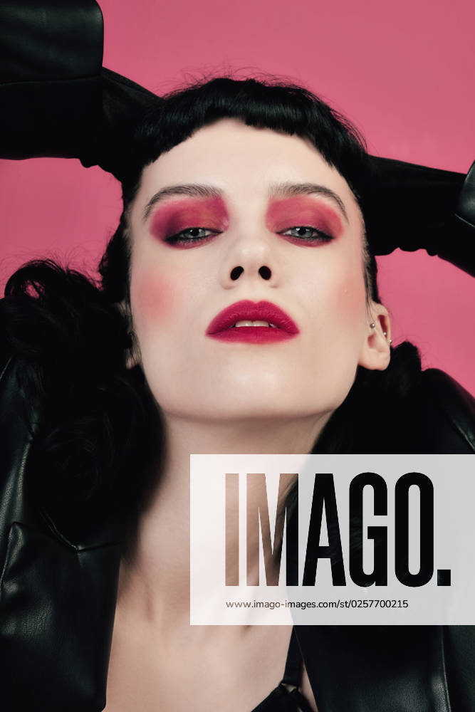IMAGO Creative, Lifestyle, Barbiecore Young brunette woman in gothic style on pink Gomel, Gomel Region, Belarus R_PJWUOI230206BD-1122647-01 ,model released, Symbolfoto
