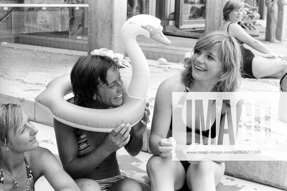 Ski Alpin Damen Trainingslager 1973 in Kochel, im Schwimmbad v.li.: Traudl Treichl, Rosi Mittermaier, Pamela Behr (alle BR Deutschland)