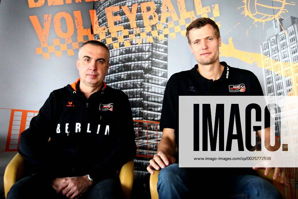 Volleyball, Herren, Saison 2015 16, Bundesliga, Saisonauftakt-PK BR Volleys, Cheftrainer Roberto Serniotti (Berlin Recycling Volleys), Mannschaftskapitän Robert Kromm (No. 3, Berlin Recycling Volleys), 10.10.16,