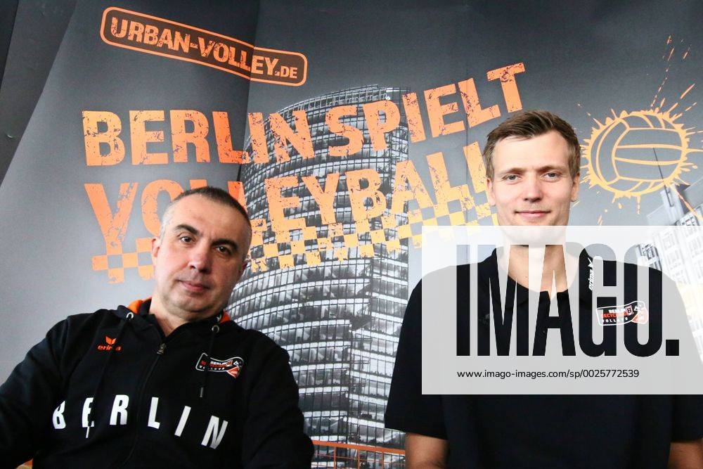 Volleyball, Herren, Saison 2015 16, Bundesliga, Saisonauftakt-PK BR Volleys, Cheftrainer Roberto Serniotti (Berlin Recycling Volleys), Mannschaftskapitän Robert Kromm (No. 3, Berlin Recycling Volleys), 10.10.16,