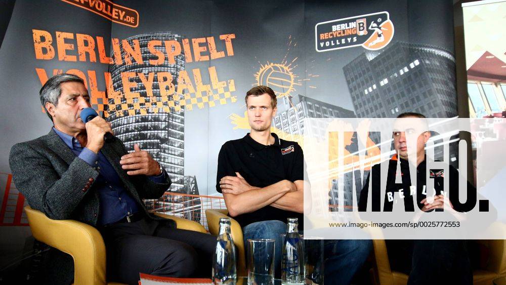 Volleyball, Herren, Saison 2015 16, Bundesliga, Saisonauftakt-PK BR Volleys, Manager Kaweh Niroomand (Berlin Reccycling Volleys), Mannschaftskapitän Robert Kromm (No. 3, Berlin Recycling Volleys), Cheftrainer Roberto Serniotti (Berlin Recycling Volleys), 10.10.16,