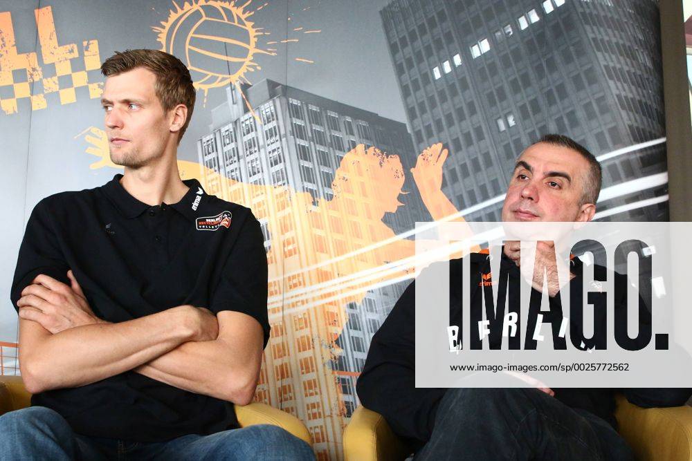 Volleyball, Herren, Saison 2015 16, Bundesliga, Saisonauftakt-PK BR Volleys, Mannschaftskapitän Robert Kromm (No. 3, Berlin Recycling Volleys), Cheftrainer Roberto Serniotti (Berlin Recycling Volleys), 10.10.16,