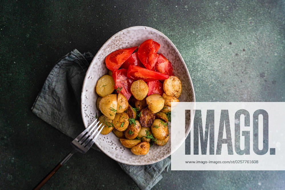Roasted spring potato with fresh dill herb and raw vegetable salad served in the bowl AnnaBogush_ID13872_419036_001