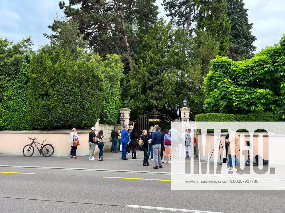Küsnacht, Zurich, Switzerland, Europe, World Impressions at the home of pop star Tina Turner on Lake Zurich, who died at age 83 Neighbors and fans place flowers and wishes at the gate of her private estate