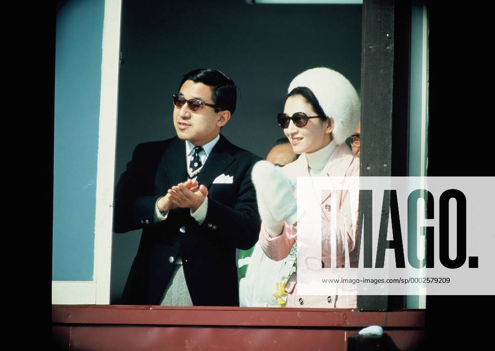 Kronprinz Akihito und seine Ehefrau Kronprinzessin Michiko (beide Japan) während der Olympischen Winterspiele 1972 in Sapporo - (aflo348) OS Winter Herren Olympische Spiele 1972, Winterspiele Gruppe Aufnahmedatum geschätzt Sapporo OS Winter Herren Olympische Spiele 1972, Winterspiele Gruppe Aufnahmedatum geschätzt Sapporo