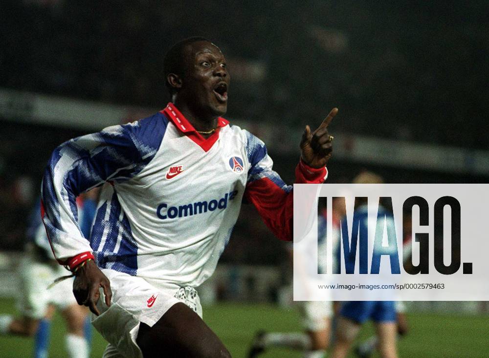 George Weah (Paris St. Germain) - Torjubel - Fußball EC 3 Herren UEFA Cup 1992 1993, Pokal, Europacup, Europapokal, FC Paris Saint Germain, PSG, Viertelfinale, Einzelbild Paris Begeisterung, Freude, Fußball EC 3 Herren UEFA Cup 1992 1993, Pokal, Europacup, Europapokal, FC Paris Saint Germain, PSG, Viertelfinale, Einzelbild Paris Begeisterung, Freude,