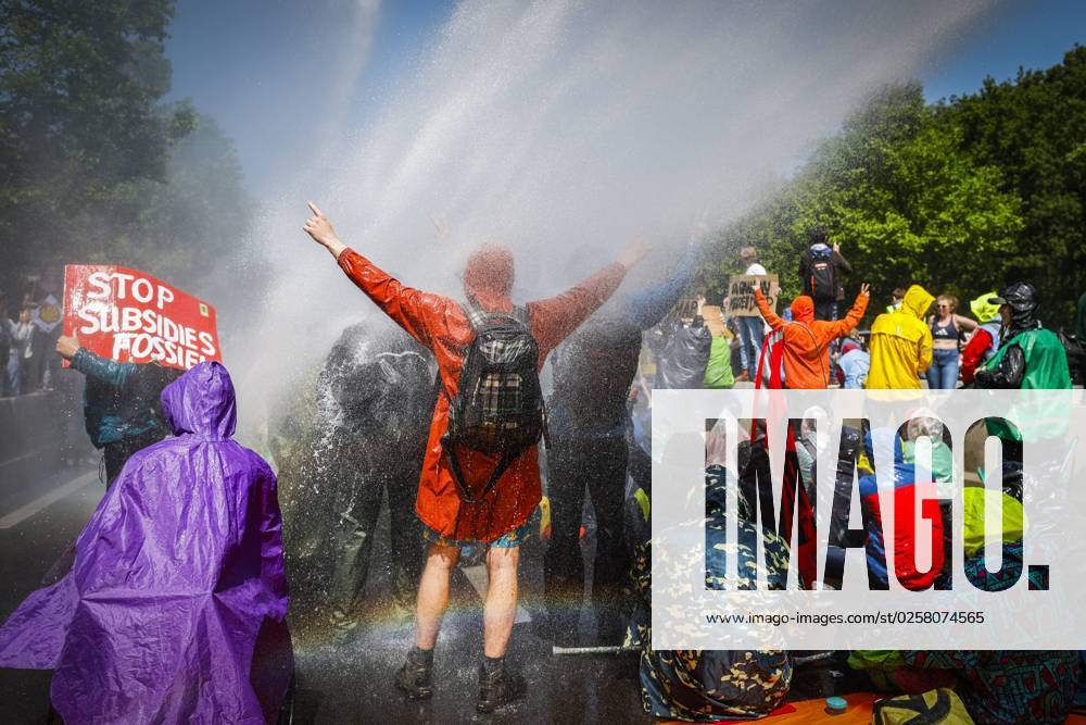 THE HAGUE - The police are using a water cannon against Extinction Rebellion activists who are blocking the A12 in The Hague for the seventh time. With the action, XR opposes fossil subsidies. During the most recent blockade on March 11, some 700 activists were arrested. ANP SEM VAN DER WAL netherlands out - belgium out