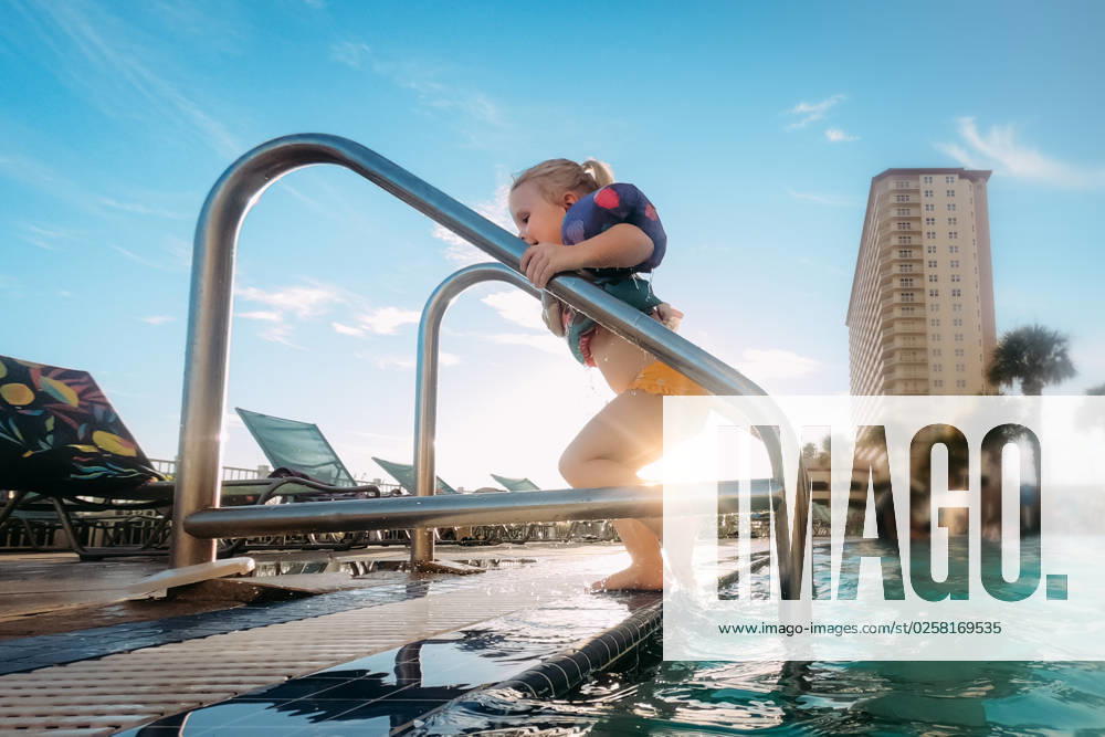 Young girl getting out of pool at tropical beach family resort Panama City Beach, Florida, United States CR_WEKW230524EC-1194650-01 ,model released, Symbolfoto