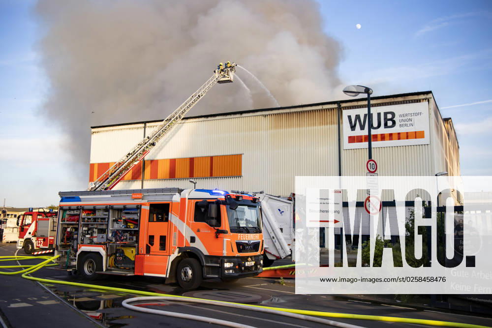 Major fire at the recyclables union in Neukölln in Berlin on 31 May 2023 Fire in Neukölln
