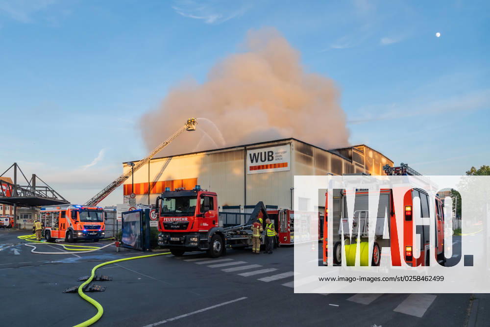 Berlin,GER, Since the early evening there is a major fire in Berlin Neukölln It burns a warehouse at a waste disposal company