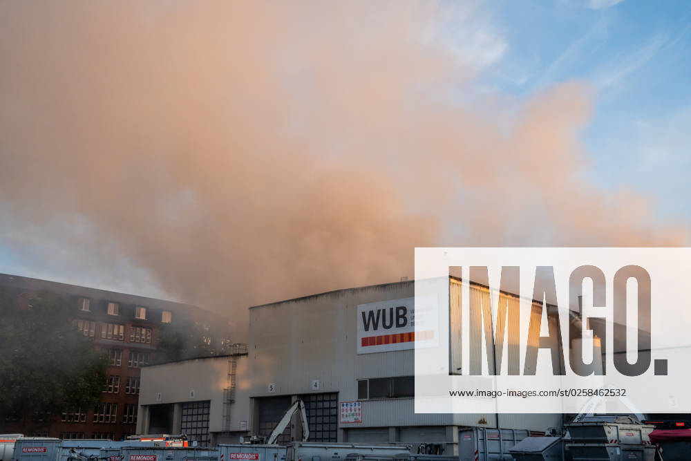Berlin,GER, Since the early evening there is a major fire in Berlin Neukölln It burns a warehouse at a waste disposal company