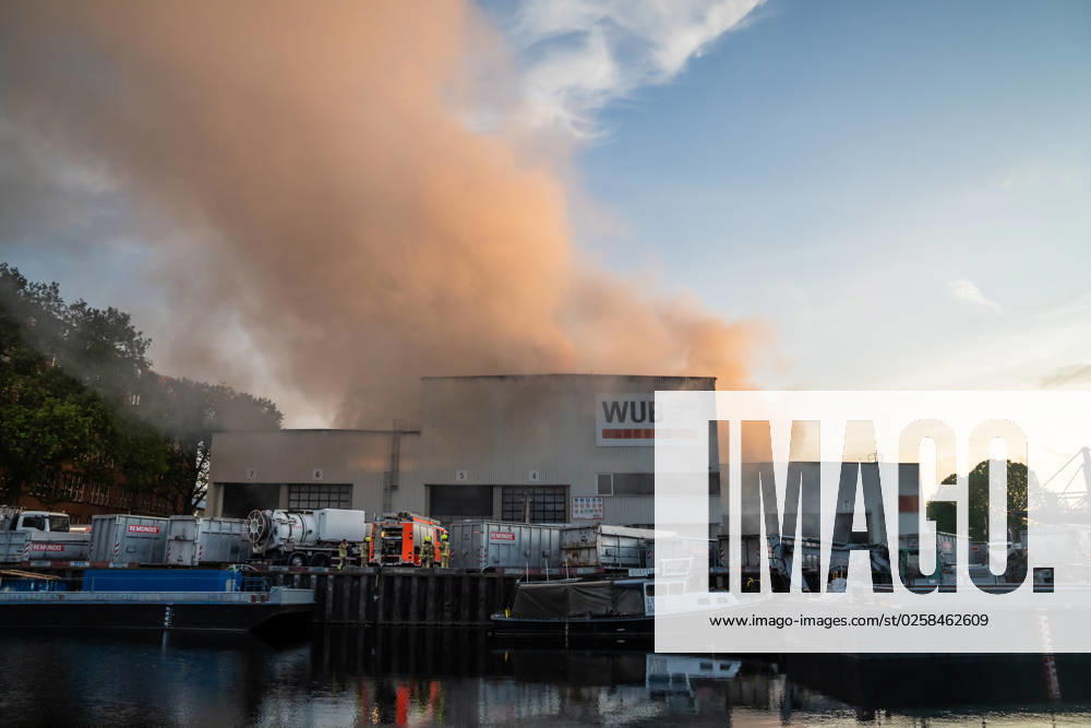 Berlin,GER, Since the early evening there is a major fire in Berlin Neukölln It burns a warehouse at a waste disposal company
