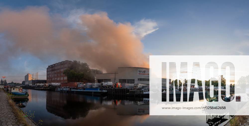 Berlin,GER, Since the early evening there is a major fire in Berlin Neukölln It burns a warehouse at a waste disposal company