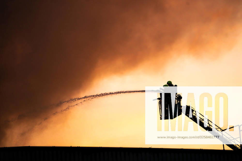 Berlin,GER, Since the early evening there is a major fire in Berlin Neukölln It burns a warehouse at a waste disposal company